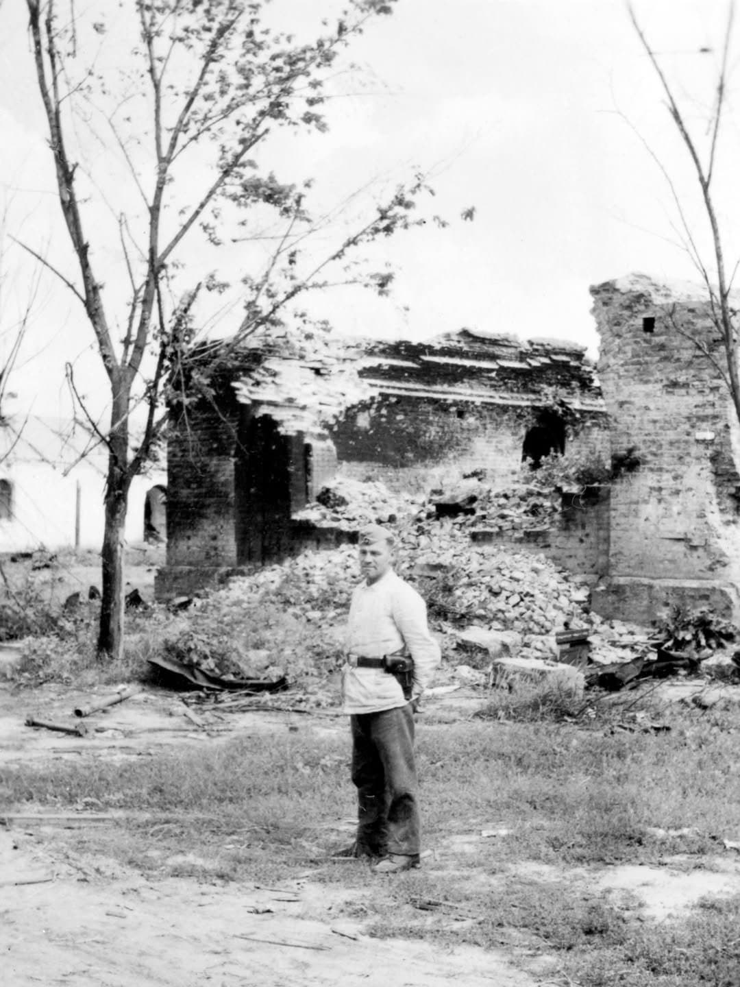 Пасля 1944-га г., Брэст. Мужчына на фоне руін Брэсцкай крэпасці. Прадаставіў Цэнтр беларускай ку